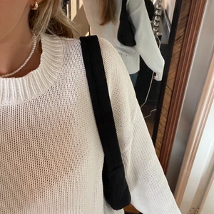 Svart Gina väska - En smidig svart väska att ha med och som matchar till allt😍😍