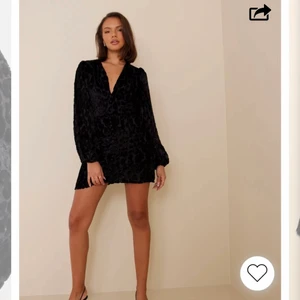 Svart klänning - Supersnygg festklänning från bardot!! Endast använd en gång, nypris 1500