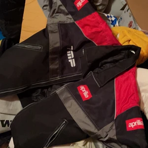 Aprilia MC jacka - Säljer en Aprilia Jacka i storlek M, oanvänd. 