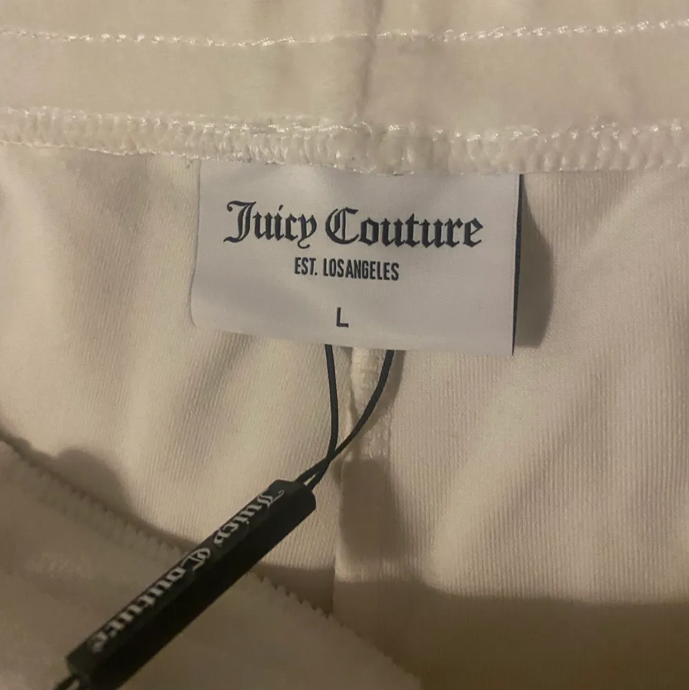 Jättefin Juicy Couture byxa i storlek L, färgen sugar swizzle med ombre text🫶🏼🔥. Aldrig använda, helt nya med lappen kvar då dem var lite för korta på mig som är 180 cm lång:/  Nypris 900kr säljer för 450+frakt (400+frakt vid snabb affär!!!) . Jeans & Byxor.