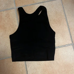 HM sports bra - I nytt skick och aldrig använd. Jätte fin och skön och den gör vad den ska