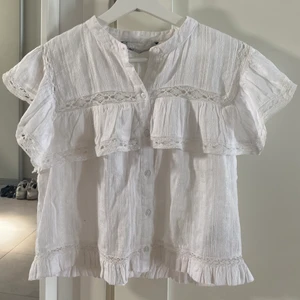 Söt topp - Säljer denna söta topp från Zara💕Använd ett fåtal gånger så i jättebra skick och passar till mycket! Jag är en XS och den passar mig jättebra men den är i storlek L❤️den är väldigt liten i storleken så skulle säga att den passar mer xs-s