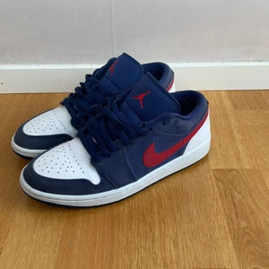 Jordan 1 low USA - Storlek 42 men passar även bra till 41. Bra skick men som man ser på tredje bilden finns de ett litet jack längst upp på skon. Detta finns på båda men de syns inte alls lika mycket på andra skon (kom privat om ni vill se de lilla jacket på andra skon). Dessa skorna säljs p.g.a att dom inte längre passar. Om ni har andra tankar eller funderingar kan ni kontakta mig!😊 Kom själv med förslag om pris😁 Obs! Plagget fungerar till tjejer och killar!