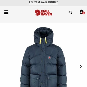 Fjällräven  - Säljer min kära fjällräven som ej kommit till användning endast ca 3 ggr. Men tycör så är den lite sönder vid ärmen tror jag det va men det märks absolut inte av jätte skön och snugg jacka och väldigt varm okcså ((MÖTS HELST INTE UPP))