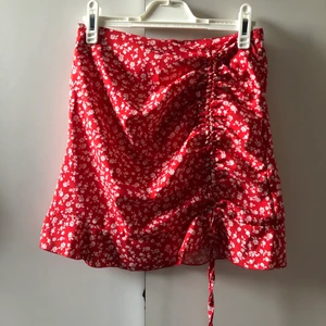 Söt kjol - Blommig kjol. Använd två gånger. Strl xs. Köptes i början av sommaren