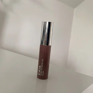 Caia push up gel - Caias nya produkt- push up clear gel. Ger ett browlift utseende på dina bryn. Produkten är endast testat och inte mer använd än så💞