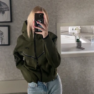 nike tech fleece - Hej! är det någon som skulle vela byta mot en annan färg i herr xs? Har även matchande byxor så kan byta hela settet mot en annan nike tech färg. Annars kan man köpa tröjan för 800kr samt matchande byxor för 800kr!