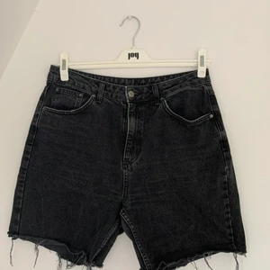 Jeansshorts - Avklippta jeans till jeansshorts från topshop. Strl W30, går lite ovanför knäna så finns utrymme att klippa till kortare själv. 