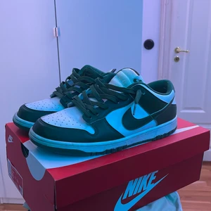 Nike dunk low - Jag säljer mina dunks i använt men väldigt bra skick strl 43 använda runt 8-9 gånger då jag inte kommer till användning för dom, Orginal låda medföljer ej 