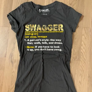 rolig t-shirt med tryck graphic shirt - Skitrolig t-shirt med text ”Swagger” 