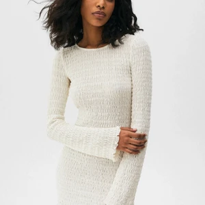 Klänning  - Säljer denna fina klänningen som är utsåld!! Klänningen är ifrån pull&bear men köpt på zarlando 💃 Den är helt oanvänd och i storlek M ❤️