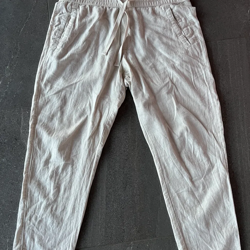 Ett par sjyssta linnebyxor i storlek XL, passar perfekt till en ljus pike och ett par vita sneakers . Jeans & Byxor.