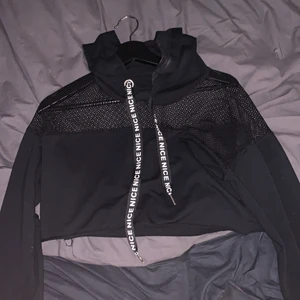 Svart magtröja - Svart magtröja med nät över nyckelbenen/axlarna. superfint skick. storlek S