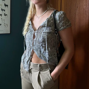 supersöt blus - säljer denna jäääättesöta blusen, i dunder skick. passar som en xs/s ‼️ kontakta mig innan du vill köpa ‼️