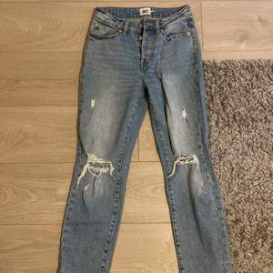 Jeans från lager 157 som är mittemellan lowwaist och highwaist. Använda fåtal gånger