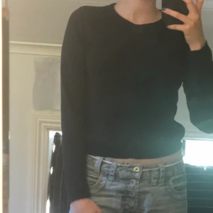 Svart kofta - Kontakta mig vid intresse!! Säljer denna kofta från Lindex! Använt skick men inte synliga defekter. Köpare står för frakt!