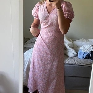 Neo noir klänning  - Neo noir klänning som man knyter runt sig 