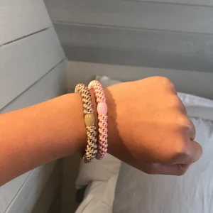Knekkis👍😍 - Säljer nu dessa två knekki tofsar🥂 Säljs enskilt. En brun och en rosa 🟫💗 Nästan helt oanvända och helt nya💞😍👍Den rosa är från Jackie och den bruna är från NK😽