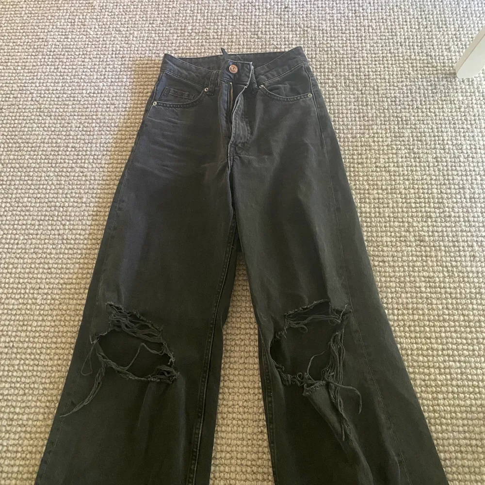 Skit fina jeans men slutat använda❤️ tror att dom är köpta för cirka 300kr och kommer säljas för 150kr priset kan diskuteras . Jeans & Byxor.