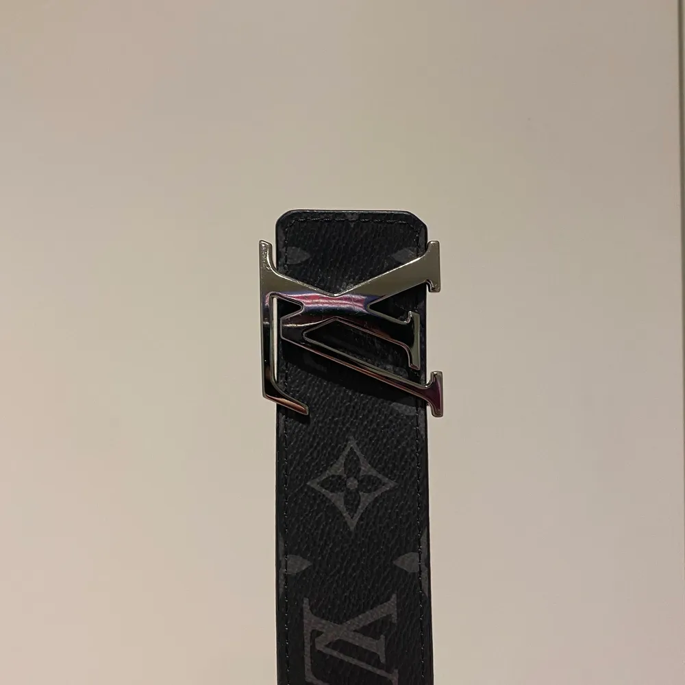 Ett Louis Vuitton reversible belt i otroligt bra skick. Nypris 4000kr. Vid intresse kan fler bilder skickas. Har kvitto & box. Accessoarer.