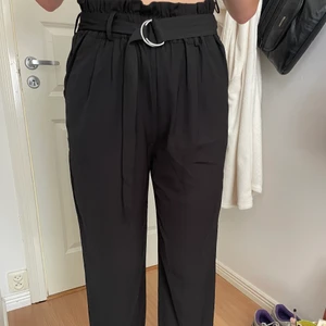Kostymbyxor  - Kostymbyxor som är långa, de kommer inte till användning längre, har ett bälte i midjan. 💕 Köparen står för frakten