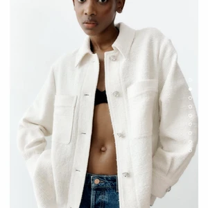 Vit sommarjacka - Vit sommarjacka från Zara. Slutsåld överallt. Fler bilder kan skickas om man önskar. 