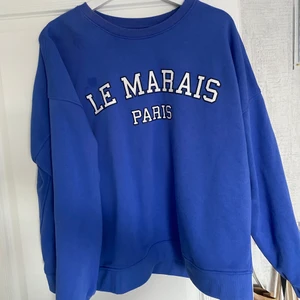 Marinblå sweatshirt💗 - Marinblå sweatshirt från Lindex (Holly and white) strl xl, men liten i storlek så passar mig som vanligtvis har M. Använd en gång och köptes för över 400💗 Billigare frakt finns!