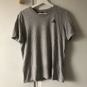 Bekväm adias t-shirt - Casual tshirt från adidas. Köpt secondhand. Använt skick. Storlekslappen är bortklippt men skulle säga xs-m. Inte så stretchig.
