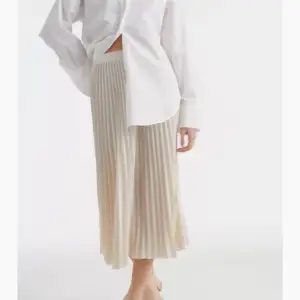 Plisserad långkjol från Zara. (Första bilden är en liknande)