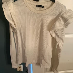 Zara tröja - Säljer denna treniga zara tröjan med puffärmar. Använd ca 2 gånger och säkjer pga att den inte används! Strl m men passar mig som brukar ha strl xs/s