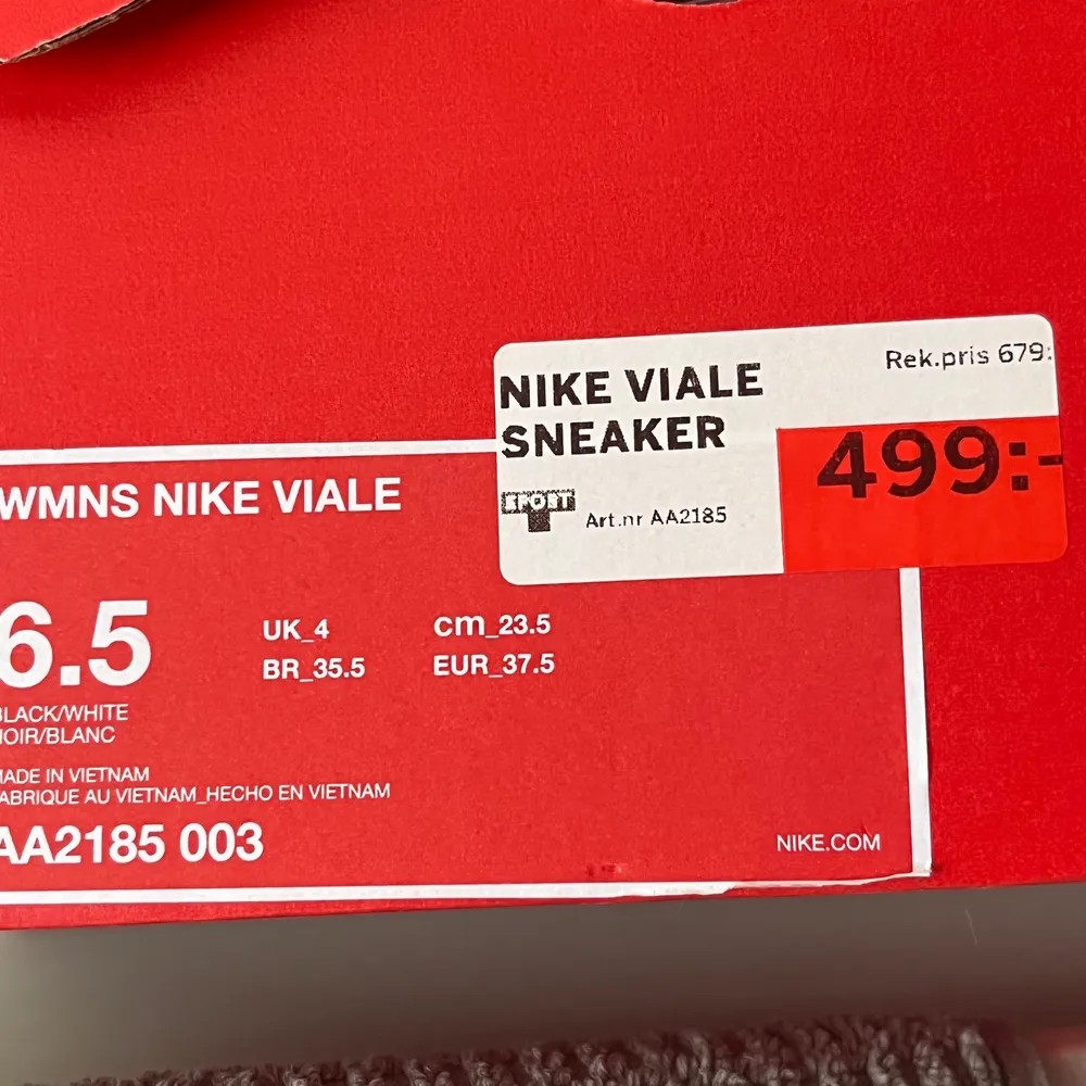 Säljer dessa Nike sneakers i modellen Viale, storlek 37,5 då de ej kommer till användning. Använda max 3 ggr och säljs för 250 kr. Köparen står för frakt❣️. Skor.
