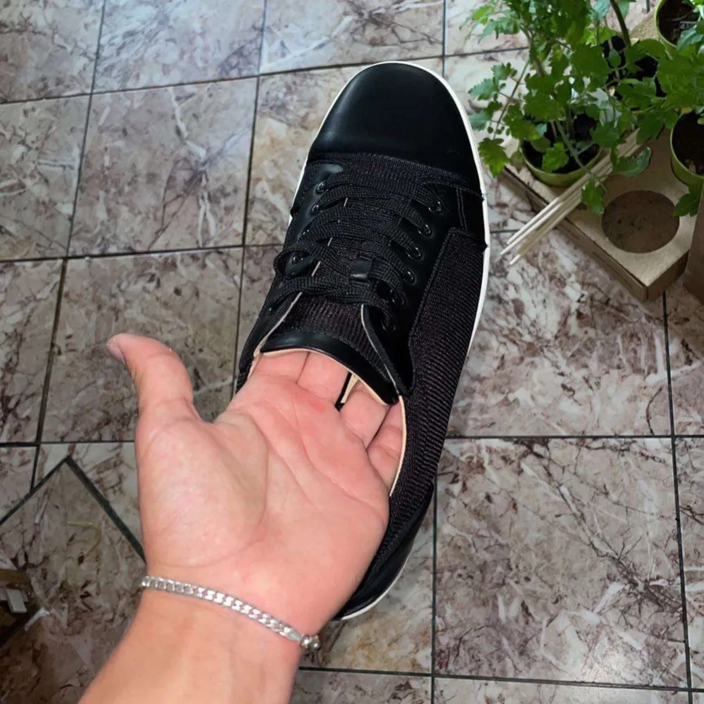  Louboutin Sneakers Storlek 41 Passar  41,42-43 Cond på låga är 8,5/10 . Skor.