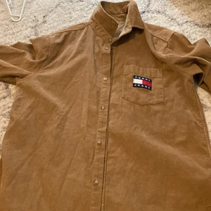 Tommy hilfiger skjorta  - Denna skjortan från Tommy hilfiger är knappt använd och vill hitta ett nytt hem 