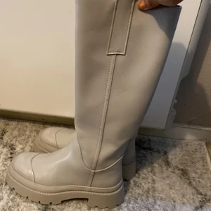 Stövlar från na-kd storlek 36 - Dessa stövlarna är i storlek 36 från nakd har bara använt 2 gånger och de letar nu efter ny ägare och kommer uppskatta de mer.