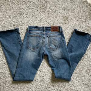 Säljer dessa lågmidjade crocker jeans i storlek 26/34!! Modellen heter pep boot💘