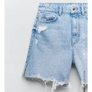 Blåa jeansshorts från Zara i strl 38, säljer pga brist på användning 🦋 Passar folk från 36-40 pga stretchiga 🦋 Endast provade sen köpta förra sommaren 🦋