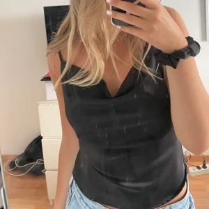 Satintopp - Jättesöt satintopp. Använd 1-2 ggr. Säljer då den ej kommer till användning. Nypris 249kr Mitt pris 120kr + frakt💓