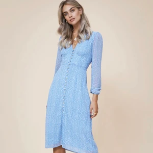 Adoore klänning - Säljer denna fina fina adoore klänningen 💗🥹 endast använd en gång då jag köpte en annan. Storlek 40, men väldigt små i storlekarna så denna passar mig som brukar ha M/38 💌  