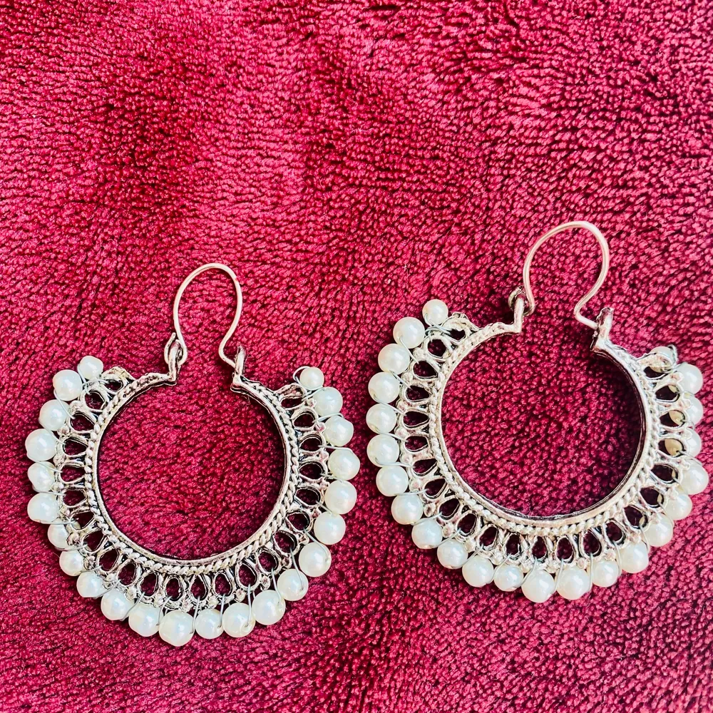 Earrings from India  Condition: New  Material: silver colored stainless steel earrings . Accessoarer.