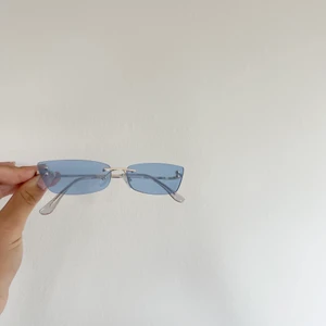 Solglasögon  - Ett par solglasögon med blått glas från NAKD. 60kr + frakt!