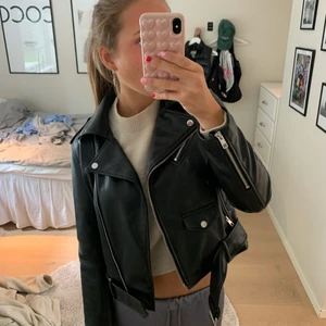 Skinnjacka - Säljer snygg skinnjacka från Zara, knappt använd bra skick! 