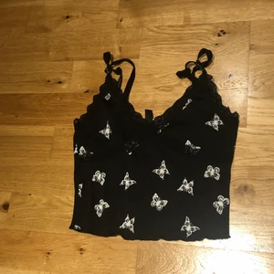 Två tröjor från HM säljer båda för 100 - Dessa två tröjar har jag havt på mig 3 ggr och sen tröttnat köpte dom för typ 2 veckor sen ich dom har jätte bra material innuti det är kätte mjukt och lent matrial innui köpte dom från HM