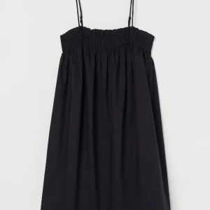 Svart sommar Klänning HM - Storlek S / M , svart, använd ca 2 gånger, så den är i väldigt bra skick! ( bild lånad ifrån HM ) 100kr inklusive frakt!