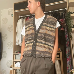 Stickad väst - Så fin brun stickad väst med mönster och fina knappar, helt perfekt till hösten! Den är köpt på Beyond retro men är av mig bara använd några gånger och är därför i bra skick💕