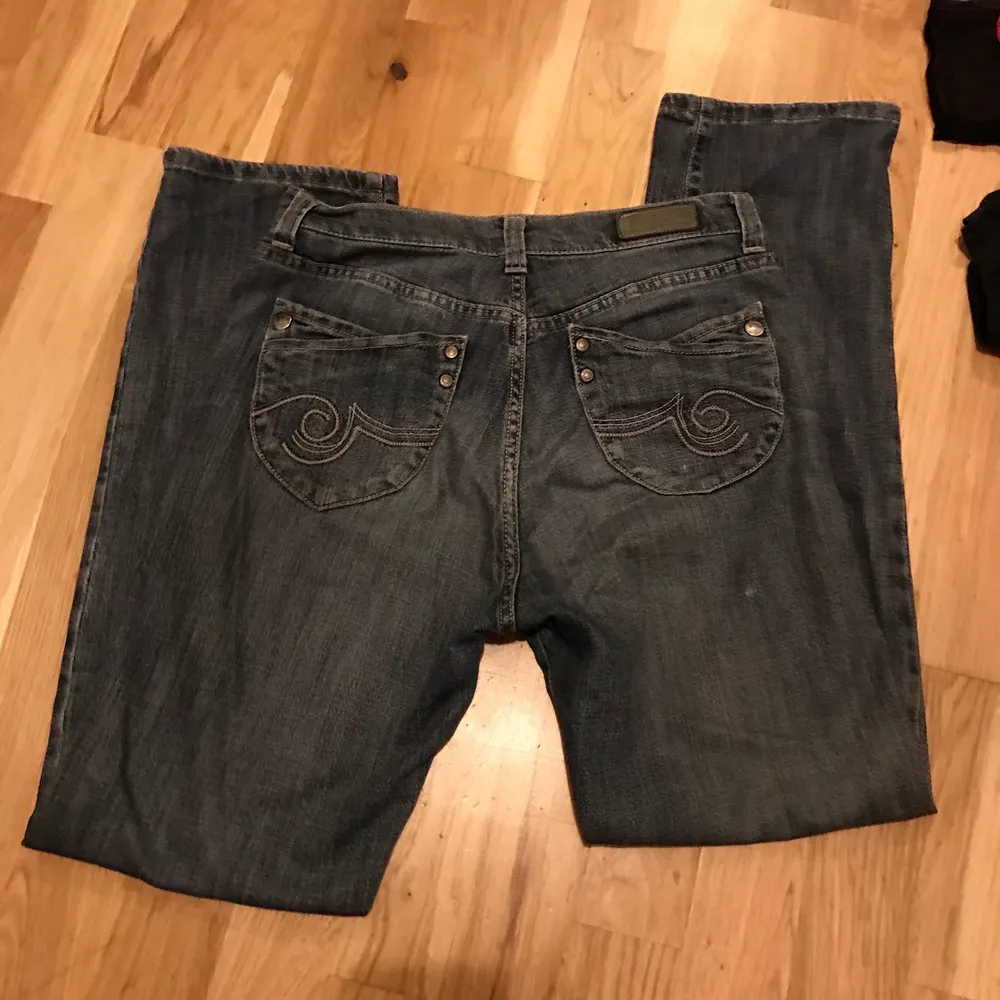 Snygga bootcut jeans med coola backfickor. Jeans & Byxor.