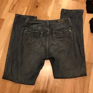 Snygga bootcut jeans med coola backfickor