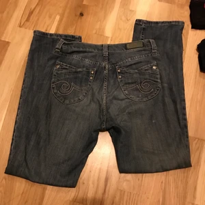 Bootcut jeans - Snygga bootcut jeans med coola backfickor