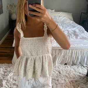 Volangtopp Mango! - Säljer min volangtopp från Mango i XS. Nästan aldrig använd. ❤️ (Lånad bild!!) 