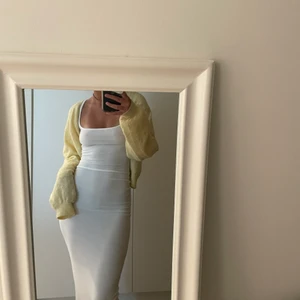 Somrig stickad kofta! - Söt stickad kofta från Bik Bok, använd en gång, plagget är i XS🥰 Köparen står för frakt! 📦 