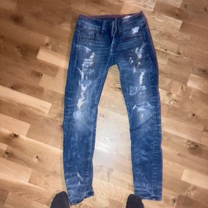 G-star byxor  - Riktigt snygga byxor från g star, mid skinny storlek xs skick 10/10 lätt köpta för 1200kr i emporia